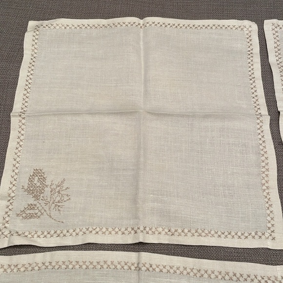 Vintage Set of 4 Linen Napkins with Cross Stitch Accents 14x14 - Picture 6 of 8